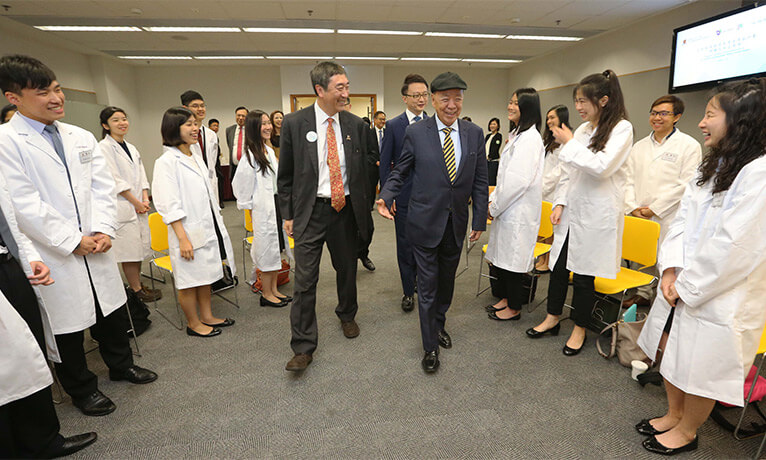 Dr. LUI Che-woo, Founder and Chairman of K. Wah Group and Mrs. LUI, accompanied by Prof. Joseph SUNG, Vice-Chancellor of CUHK and Prof. Francis CHAN, Dean of Faculty of Medicine, meet twenty some CUHK medical students who are interested in clinical research.